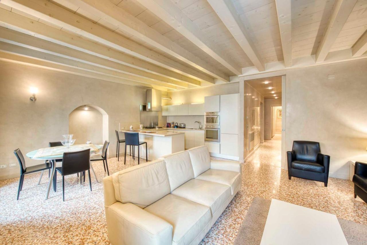 Apartmentsarena - Suite Mercatorum - Piazza Erbe Βερόνα Εξωτερικό φωτογραφία